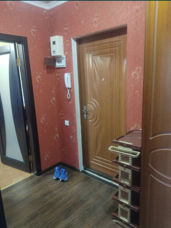 Продам 2 ком. квартиру с мебелью и ремонтом Калининский район - фото 1