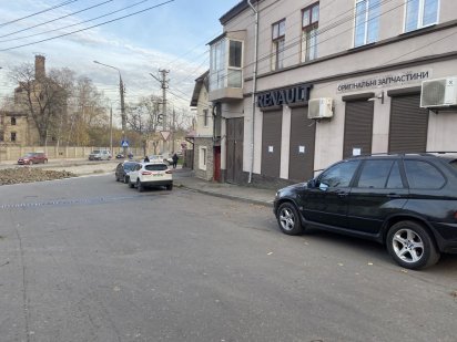 Здається комерційне приміщення 49квадратних  метрі.Перша лінія,фасадне Чернівці