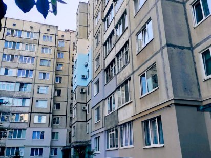 Продам однокомнатную на 4 Микрорайоне. Не малосемейка.