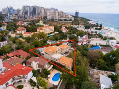 Продає будівлі під готель, школу, офіс в Одесі Одеса