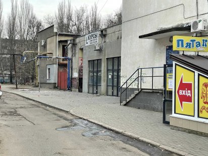 Пл.Победы 14кв.м. большой густонаселенный район цена 5000 грн/мес Миколаїв