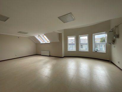 Офіс знаходиться в центральній частині міста Луцька, по вул. Банковій, 1а (колишня вул. Потапова).