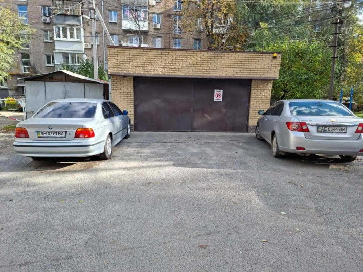 Продам отдельно стоящий   гараж на 2 машины по ул. Комсомольской - фото 1