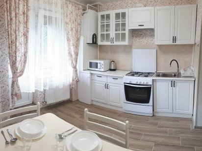 Біля басейну на 2 поверсі комфортна 2кім. квартира з затишною лоджією Берегово