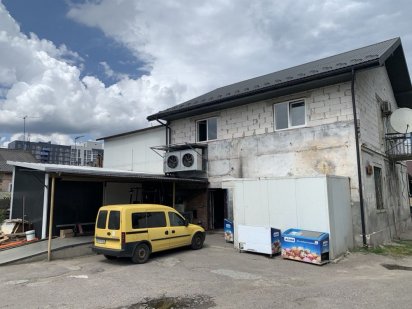 Продаж комерційного приміщення з орендованою землею Львів