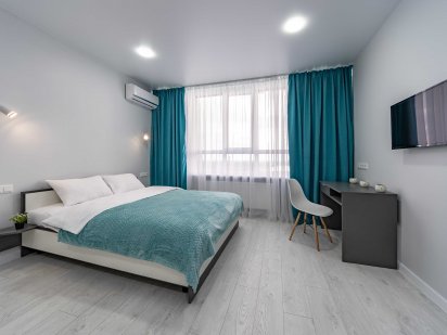 Стильна студія подобово, у будинку з Укриттям, біля метро, Бажана,17. Киев