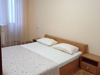 Сдам посуточно  2ух.ком. кв-ру р-он Варуса 800гр.  Космос