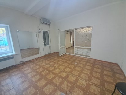 Сдам. Жилье ,офис, кабинеты , помещение под жилье в центре.