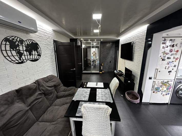 Продам двокімнатну квартиру в Одесі з дизайнерським ремонтом, меблями та технікою - фото 1