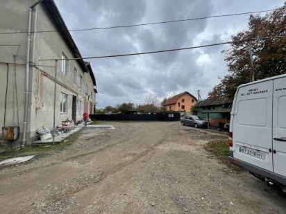 Парковка авто під охороною Крихівці