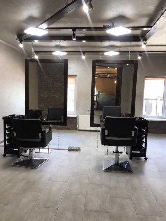 Сдам в оренду парикмахерское кресло  в шикарном  помещении Вышгород - фото 1