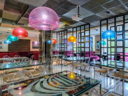 Суші ресторан з усім обладнанням в центрі міста і Суми