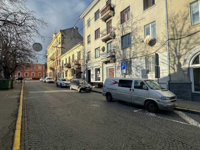 Фасадне приміщення на Соборній площі Черновцы