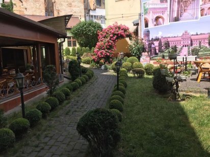 Оренда кафе в центрі міста з літньою терасою Черновцы