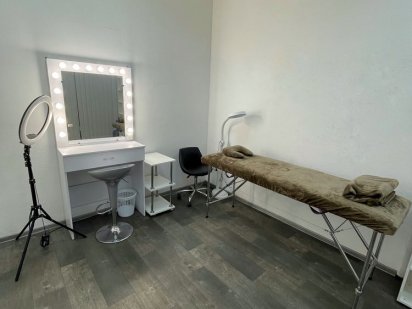 Аренда кушетки, рабочих мест бровист, визажист , ресницы, татуаж