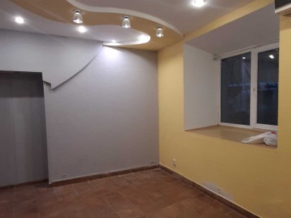 Фасадне  , кутове  приміщення  . Львов