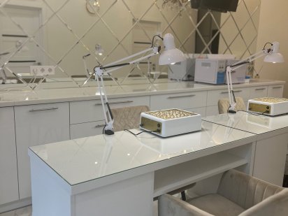 Аренда місця для мастеру манікюру в салоні краси на Бочарова 35б