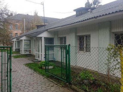 Будівля з земельною ділянкою для багатоквартирного житлового будинку Рівне