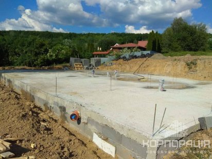 Продаж великої земельної ділянки, є фундамент; Червениця