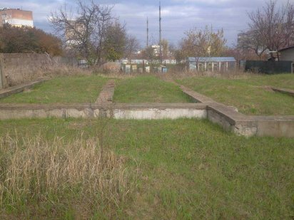 Продається дуже велика земельна ділянка з фундаментом під будинок