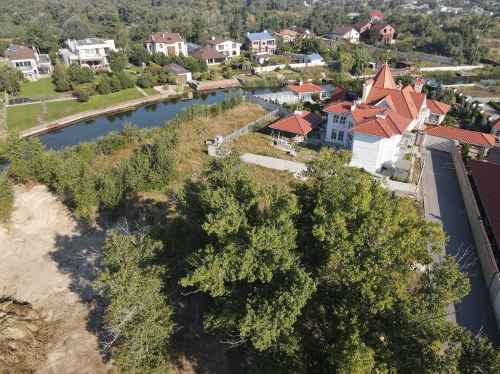 Земельный участок со своим берегом в городе. - фото 1