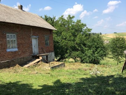 Продам земельну ділянку з будинком  0,68га. в с. Свірж