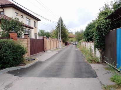 Нивки . Стеценко 27а . В основном по улице все коммуникации ! 6,5соток Киев