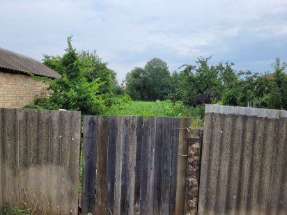 Продам ділянку , нестандартна форма, вузька , світло по вулиці Киев