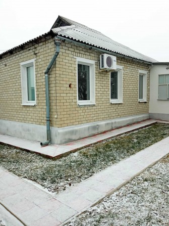 добротный кирпичный дом в центре Люботина - фото 1