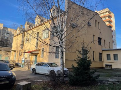Офісна будівля в спальному районі на Замості Вінниця