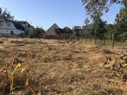 продам ділянку під забудову 7.5 соток з 1/2 будинку вул. Княжа Бровари