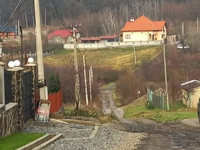 Ділянка 6 сотин рн "Червениця" (біля вул.Іршавська), поруч ліс.
800м в Ужгород