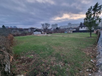 Продам участок 12 соток науки 65 есть скважина  и свет  на участке Харків