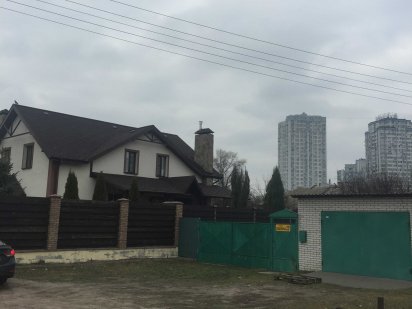 Участок 10 соток, 700 м от метро. Целевое - жилая застройка! Киев