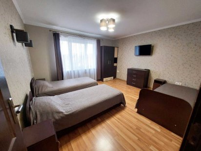 Біля басейну на 3 поверсі здається затишна 2-кімн. квартира з лоджією Берегово