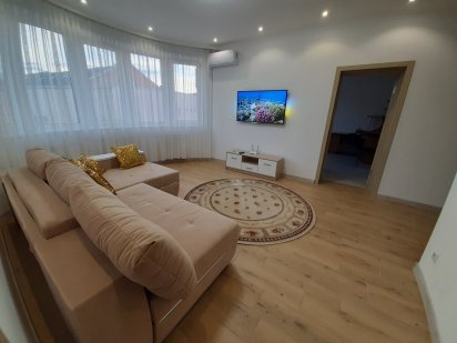 3 кімн. LUX апартаменти з балконом, центр, парковка, кондиціонер Мукачево