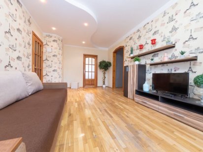 Подобово. Трикімнатна квартира.6 спальних місць.Осокорки -5 хв.Позняки Киев