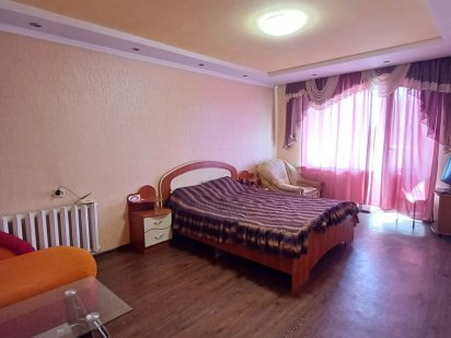 1 комн кв юзр 30 лет победы, остановка торгцентр, можно почасово 150гр Черкаси