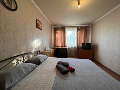 1к Метро Лівобережна подобово Лівий берег парковка Челябінська 19 Киев