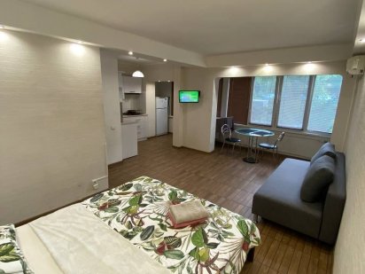 Посуточно 1к квартира, 1 этаж. м. Лесная-Черниговская Киев