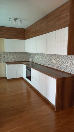 Квартира в новобудові 2017 року з ремонтом та вбудованою кухнею - фото 1