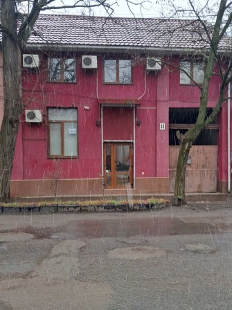Продається будинок під комерцію в м. Берегово біля спортбази. - фото 1