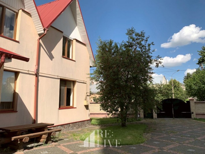 Повноцінний огороджений будинок в центрі міста Луцьк (р-н школи #1) - фото 1