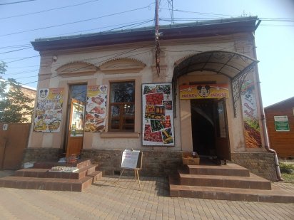 ЦЕНТР, ФАСАД, НЕЖИТЛОВЕ ПРИМІЩЕННЯ магазину 80 кв.м., головна вулиця Берегово