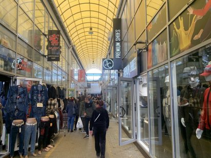 2 суміжних магазини на ринку "Добробут"