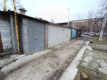 Центр, продам приміщення - склад 41,2 м2 + 16,2 м2 (гараж), власник. Дніпро