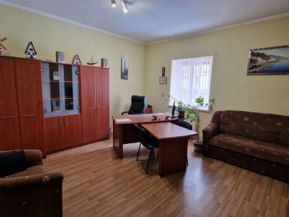 Продаж приміщення з землею- Прутська … кільцева ( на кільці ) Черновцы