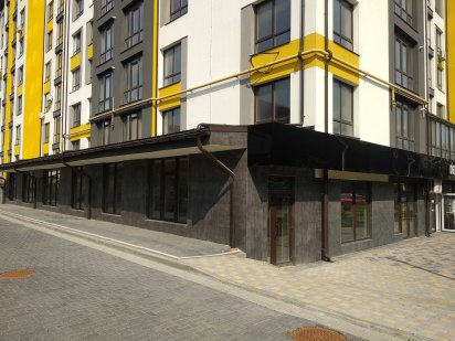 Продам фасадне приміщення, 261 м², проїзна вулиця, парковка _RR Івано-Франківськ