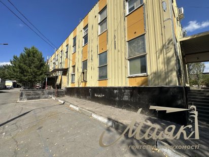 Ціну снижено! Діючий комплекс приміщень різного типу зі своєю землею.