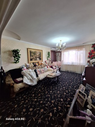 Продам 5-ти комнатную квартиру в городе Луганск, 1-й Микрорайон - фото 1